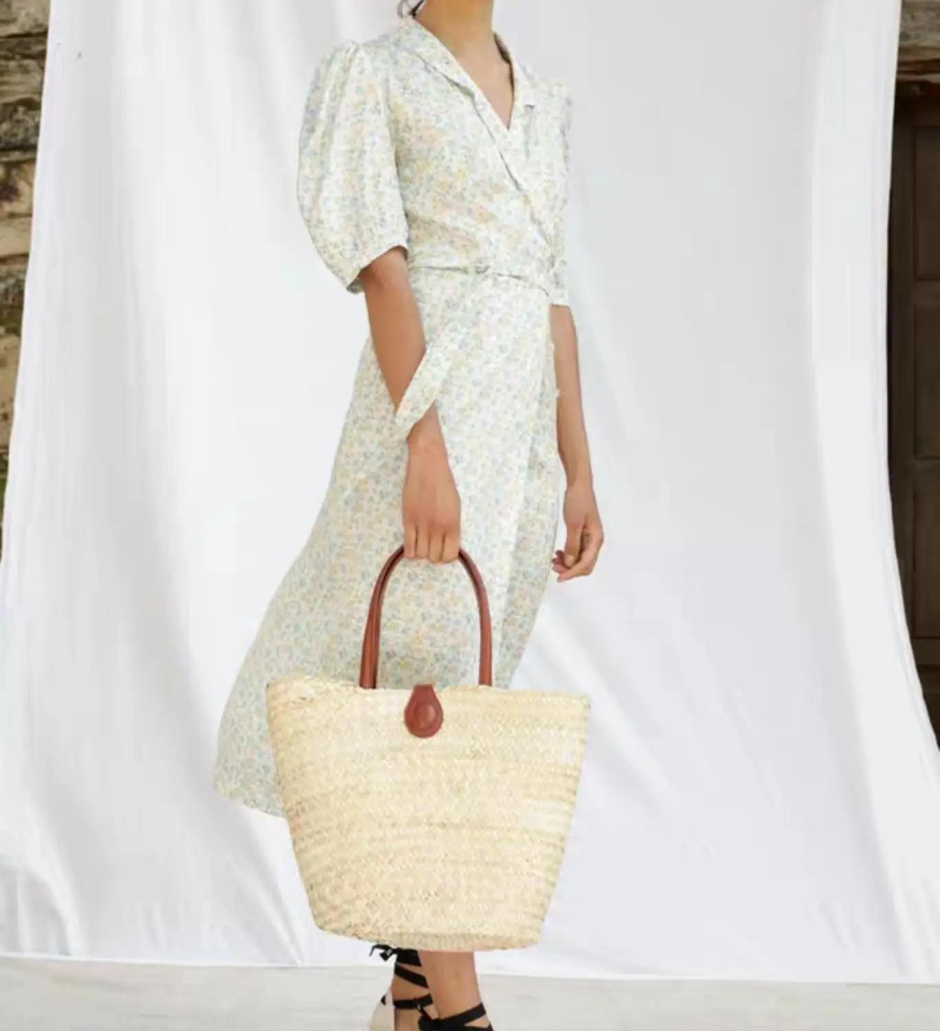 Женское платье с цветочным принтом V образным вырезом и пышными рукавами