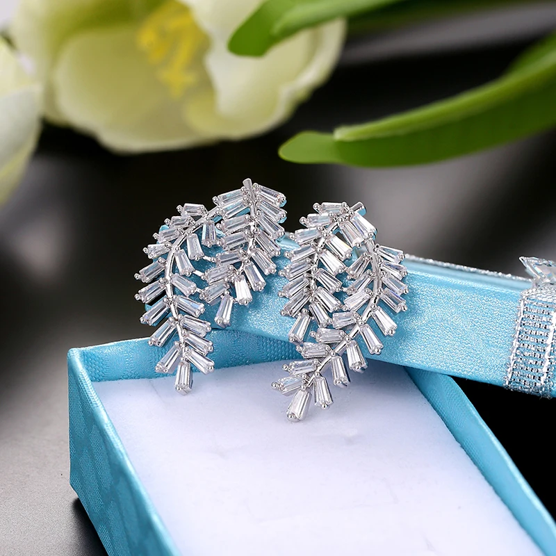 Модные серьги подвески в виде ушей пшеницы из циркония женские модели с белым