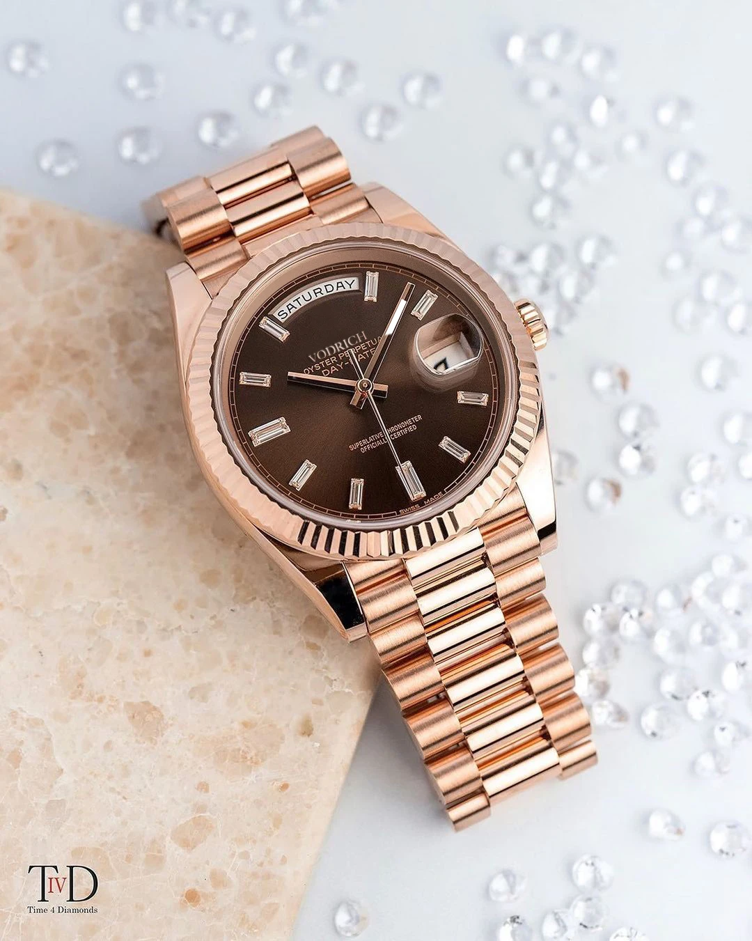 

2021 VODRICH DESIGN Women Men Classic Watch Luxury Gold Day-Date Men Alloy Quartz Watch Gift