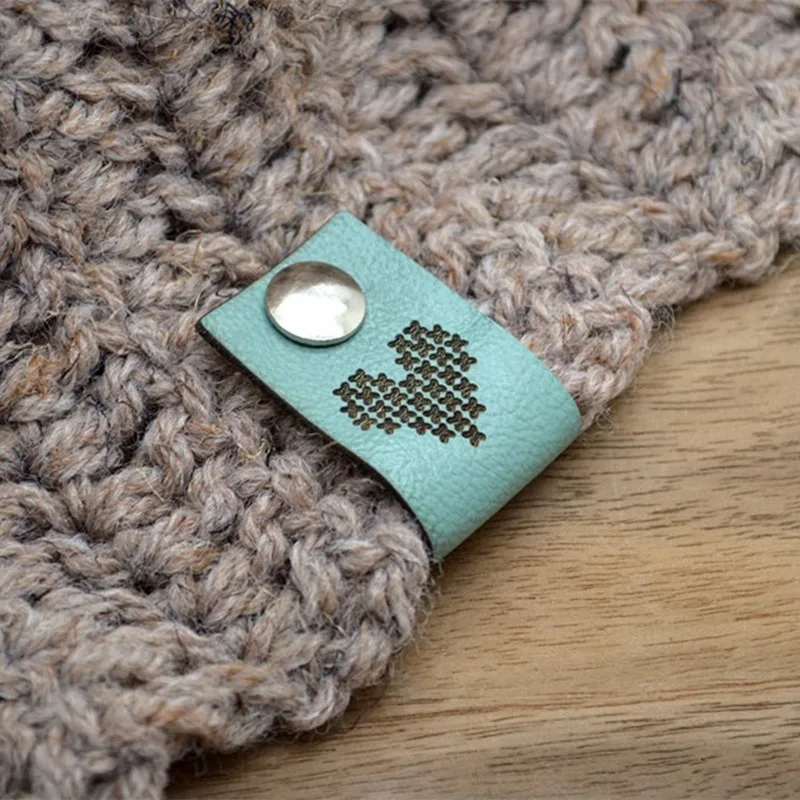 30 шт. ручной работы кожаная этикетка с заклепками для одежды по индивидуальному