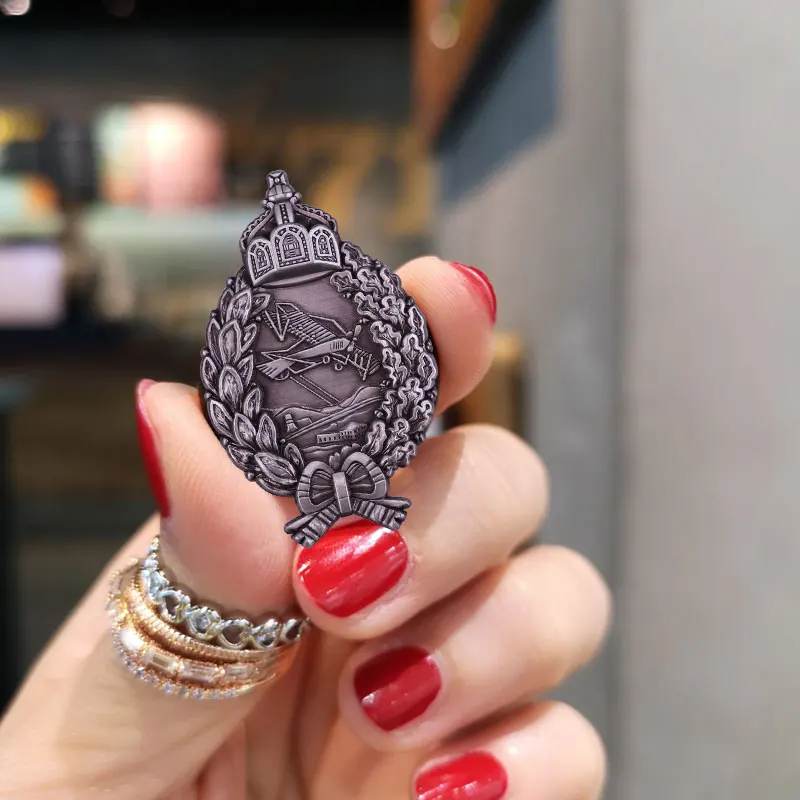 Значок немецкого военного самолета символизирующий приединение победы и