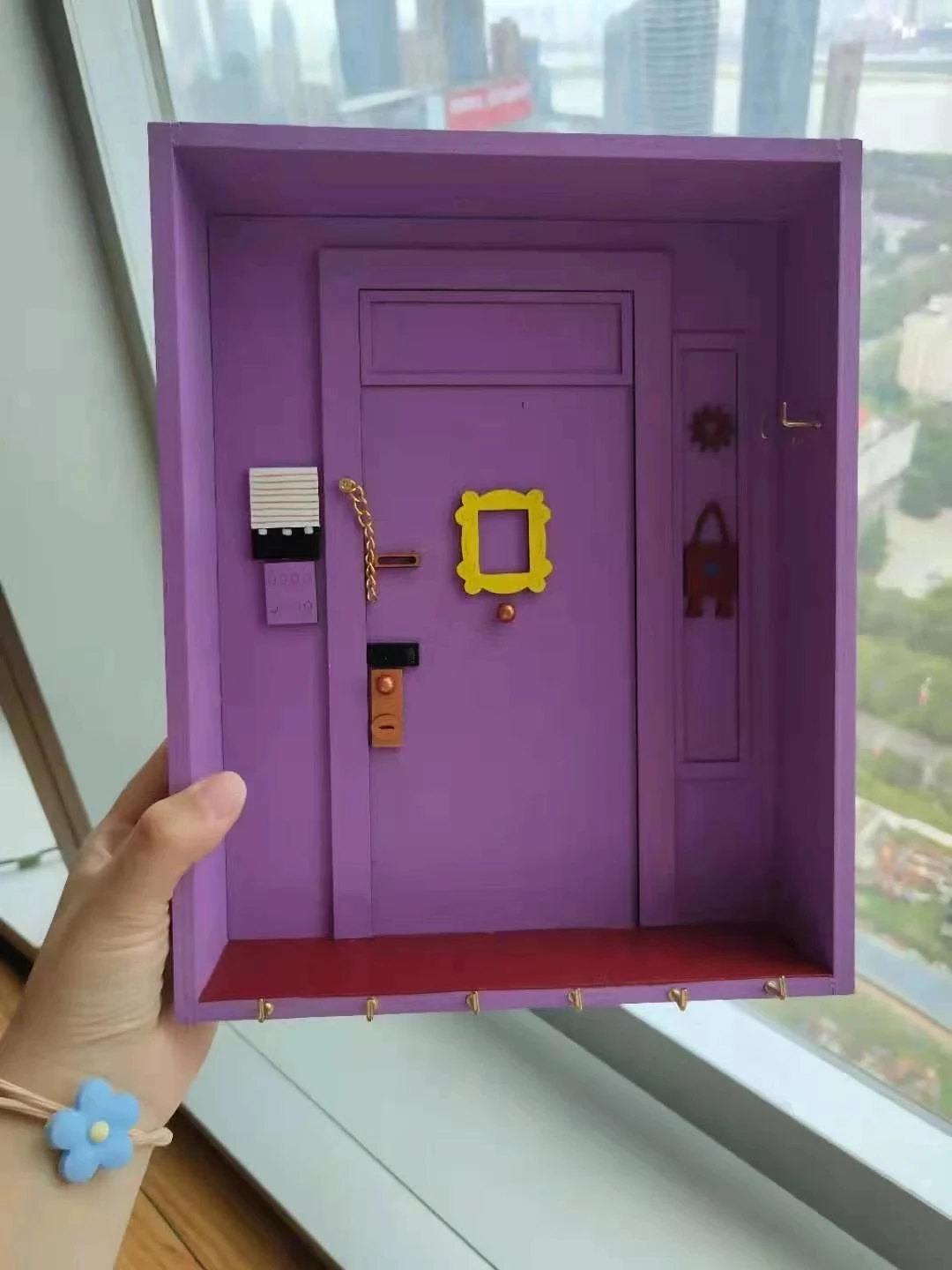 Брелок для ключей дверь Моники центральный брелок с фиолетовой коробкой