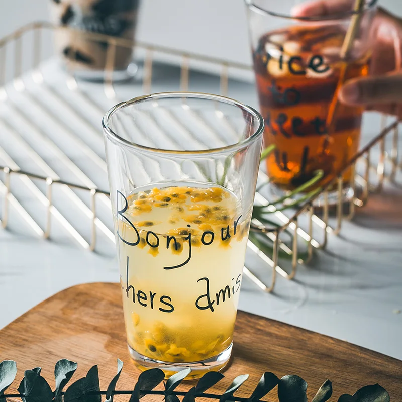 Простая стеклянная кружка в скандинавском стиле с черным буквенным принтом