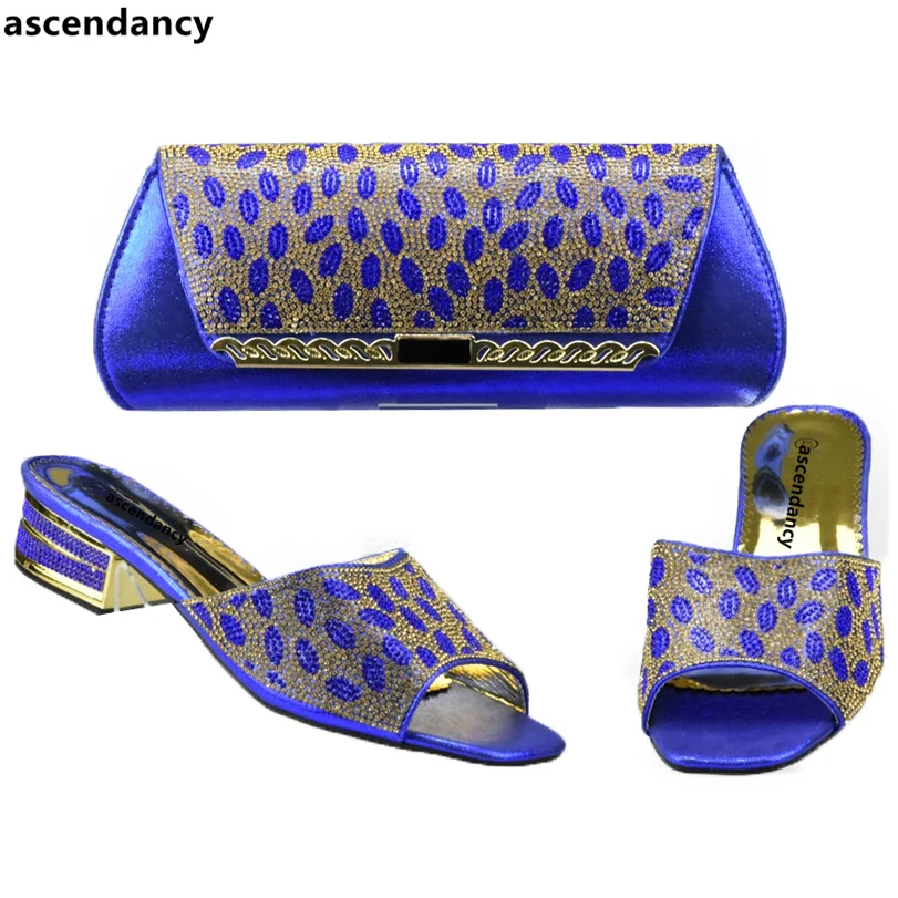 Новейший вечерний комплект из туфель и сумочки Королевского синего цвета