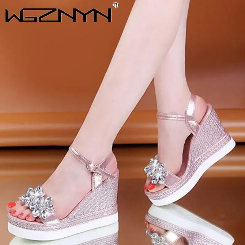 

2021 обувь для Женские Летние босоножки на танкетке Стразы с блестящими цветами для женщин Босоножки на высоком каблуке с открытым носком раз...