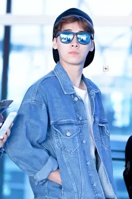 Джинсовая куртка однотонная Повседневная потертая мужская джинсовая оверсайз