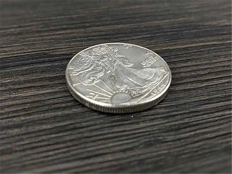 подбросить монетку. подобрать монетку. иди монетку. монеты на ладони. иди монетку.