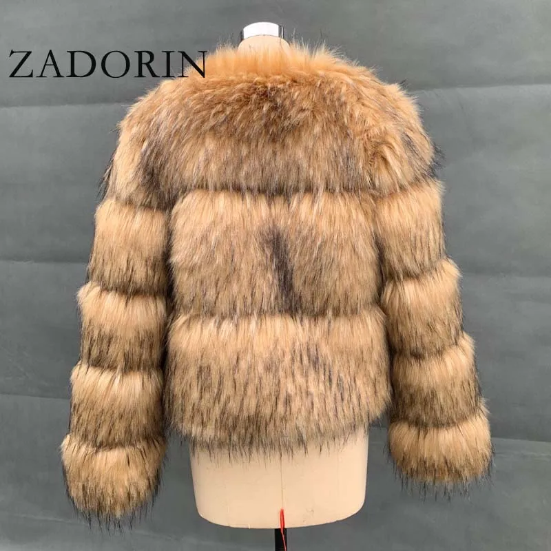 Фото Женская модная шуба ZADORIN из искусственного меха енота, роскошная короткая пушистая шуба из меха, женская зимняя плюшевая пушистая шуба для ж... №3