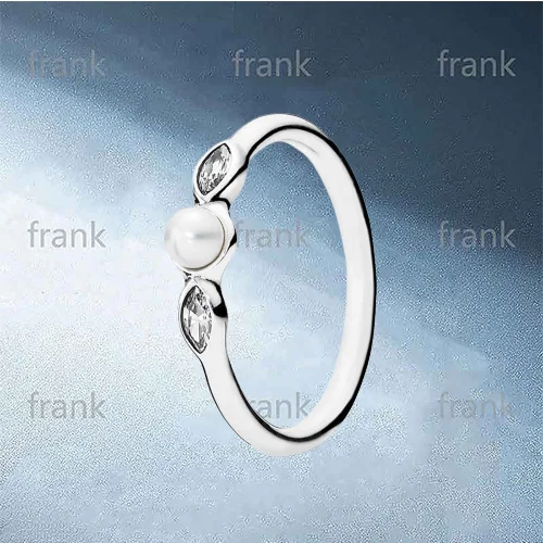 

190964P Petite Luminous Leaves Pearl Ring