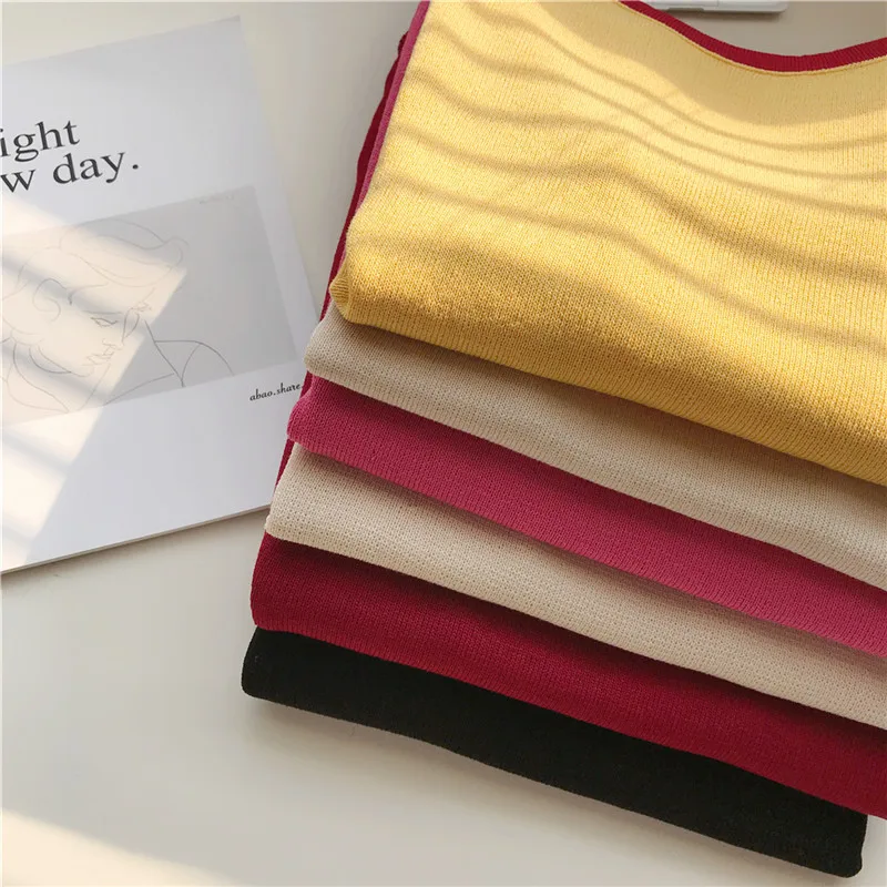 Женская трикотажная футболка с круглым вырезом коротким рукавом и