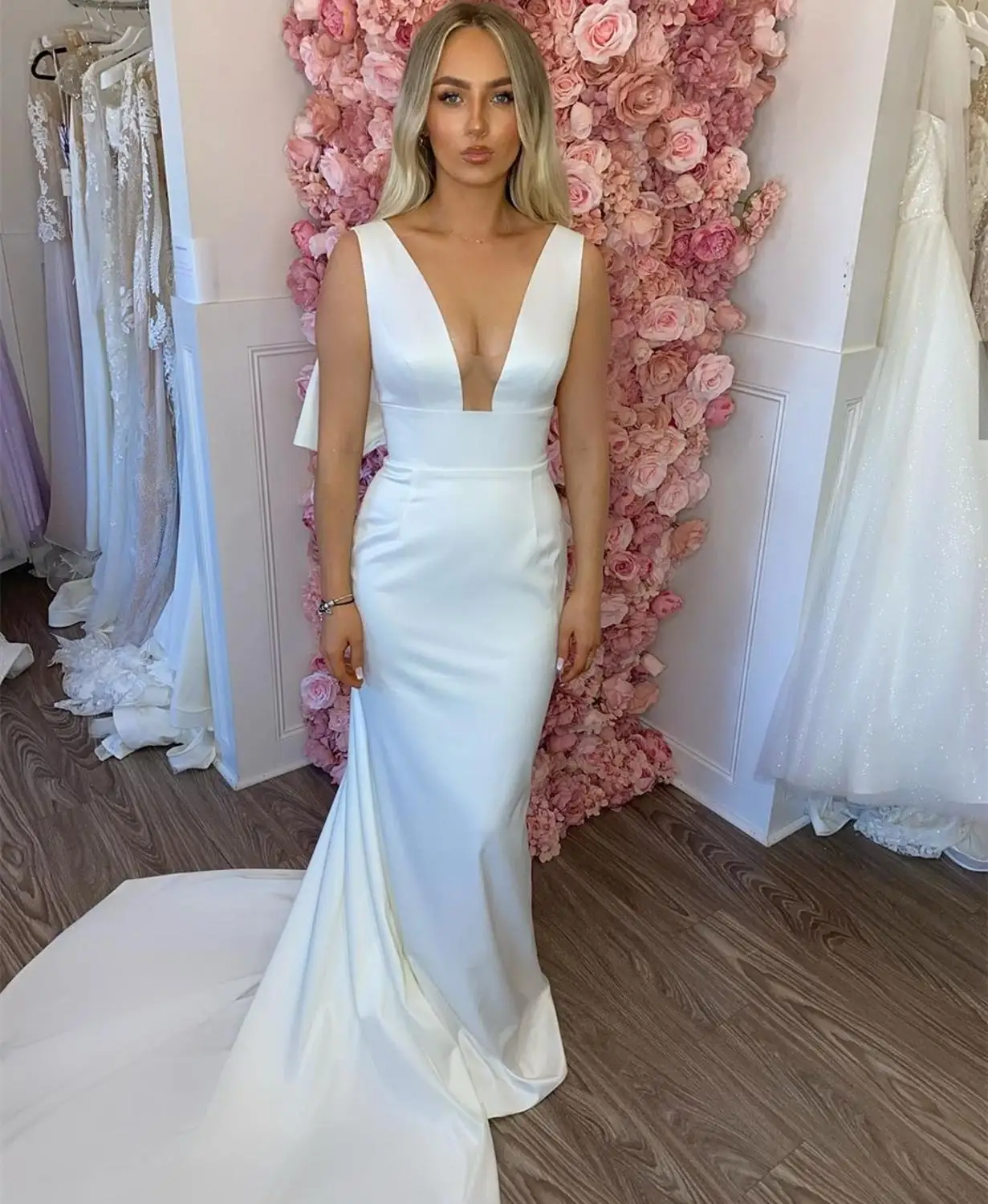 

2021 Wedding Dresses sexy v-neck satin wedding dress with train sleeveless floor length custom made vestiti da sposa