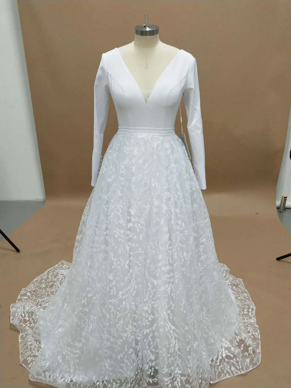 Свадебное платье с v образным вырезом и длинным рукавом атласное свадебное