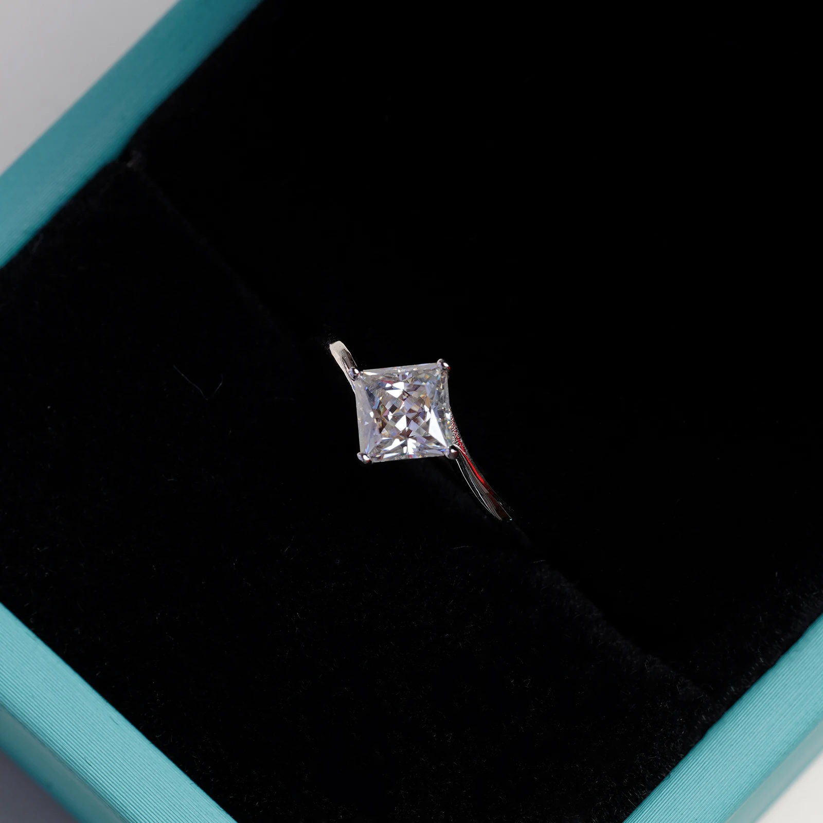 

Серебро 925 пробы с отличной огранкой 1ct D Color Pass Diamond Test Сверкающее квадратное кольцо из муассанита Классическое кольцо с 4 когтями принцессы