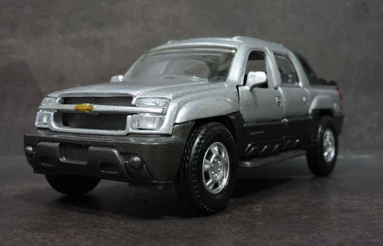 Новинка Классическая американская модель автомобиля Tahoe 1/32 из литого под