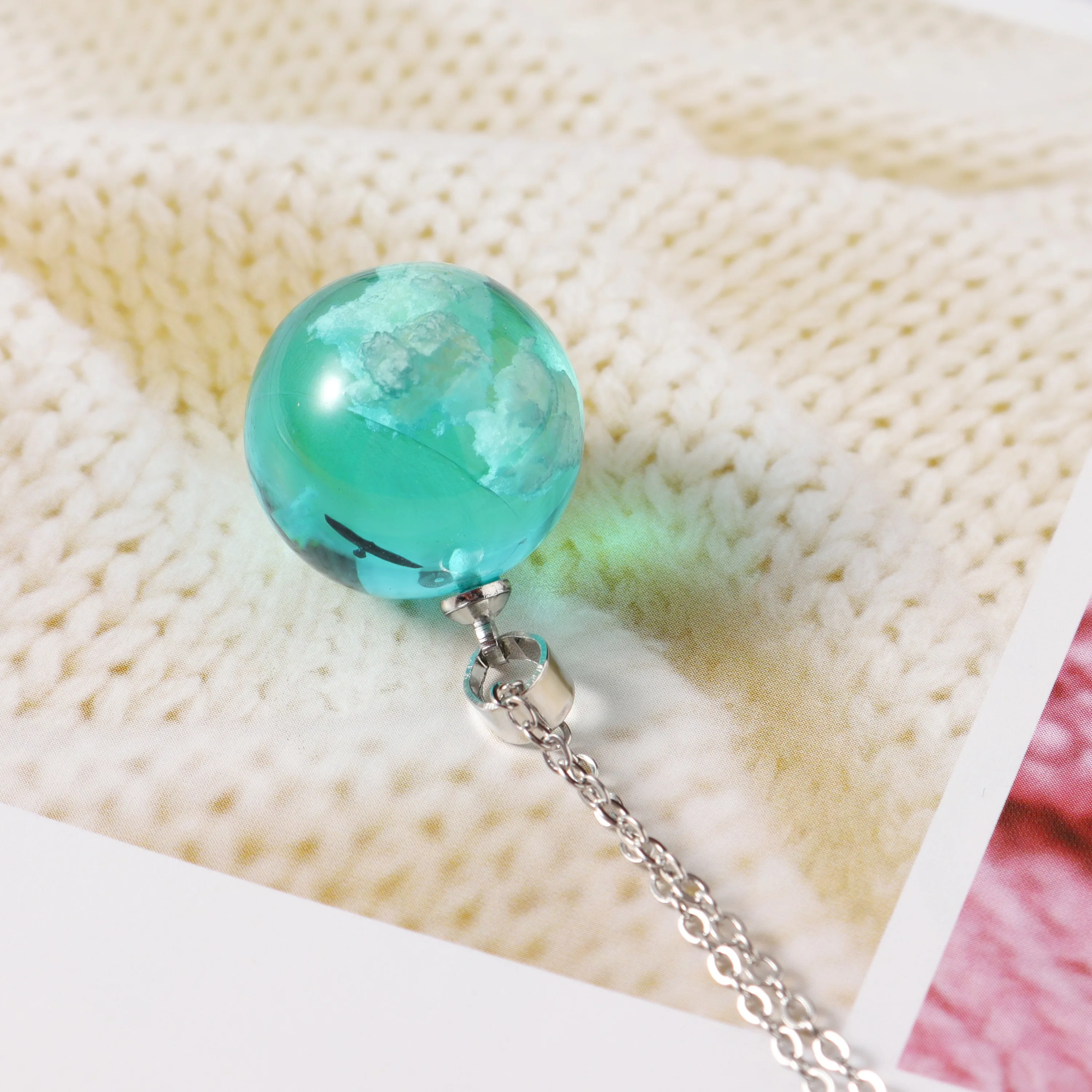 Ожерелье с подвеской в виде шара из смолы облаками и орлом для женщин девочек