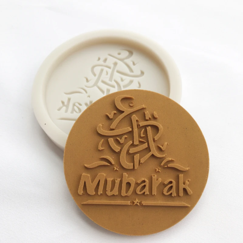 Разнообразные силиконовые формы с надписью Happy Eid Mubarak используемые для