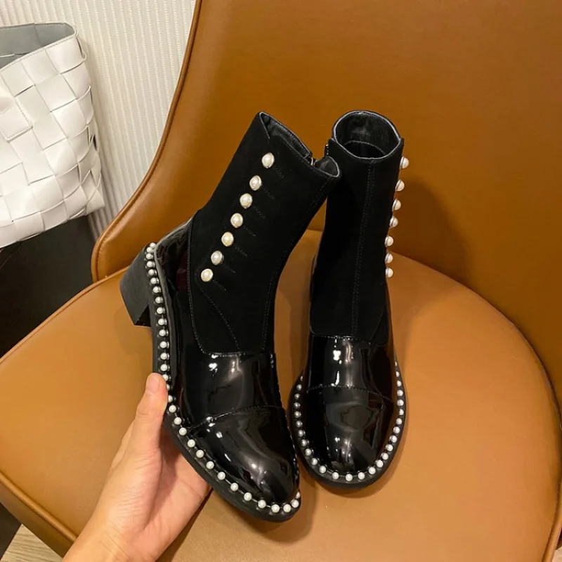 

Новинка 2021, зимние модные ботинки, кожаные удобные Простые короткие ботинки на молнии с жемчужной прострочкой в европейском и американском ...