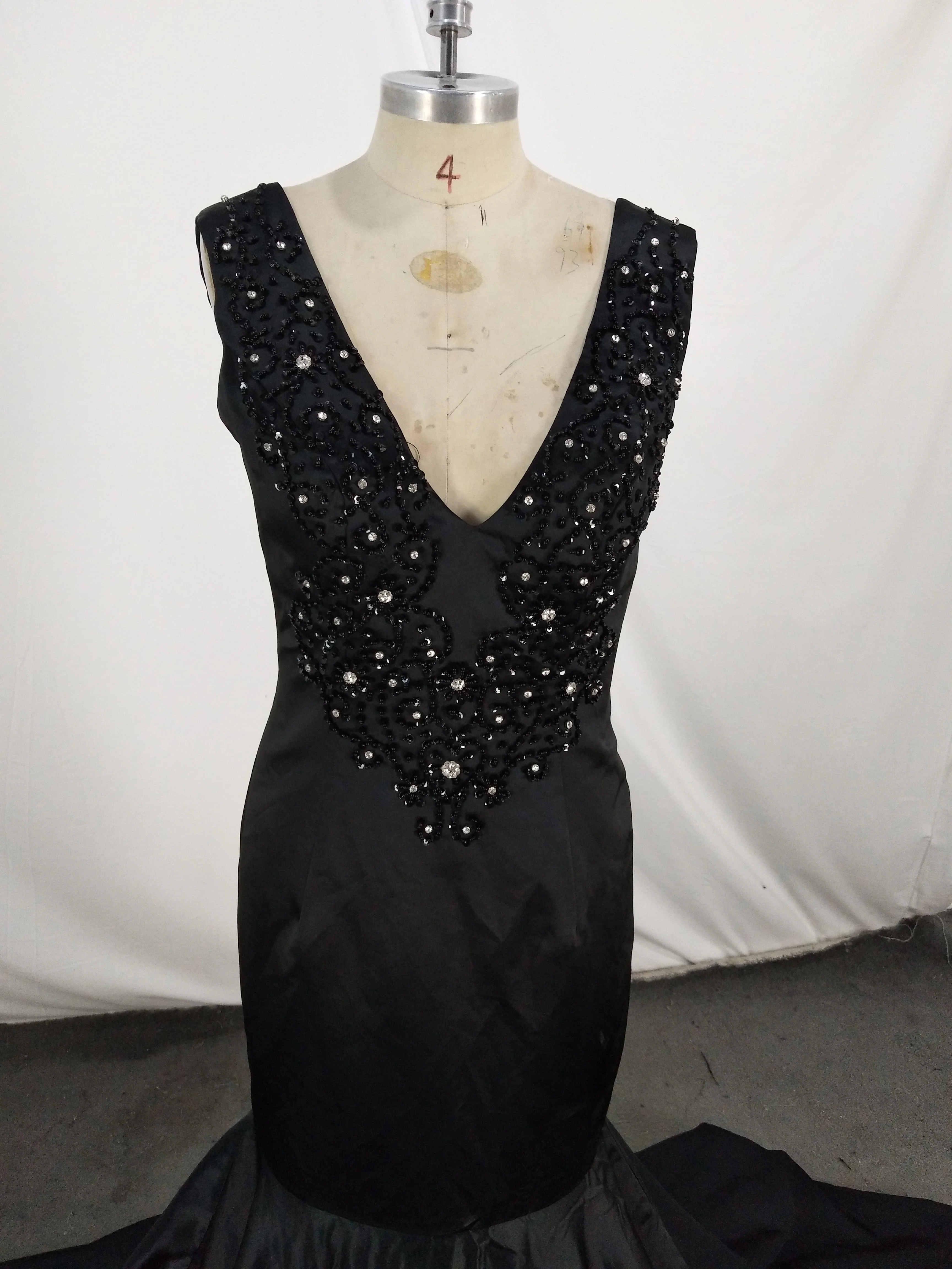 Сексуальное черное платье с глубоким V-образным вырезом юбка-годе вышитое