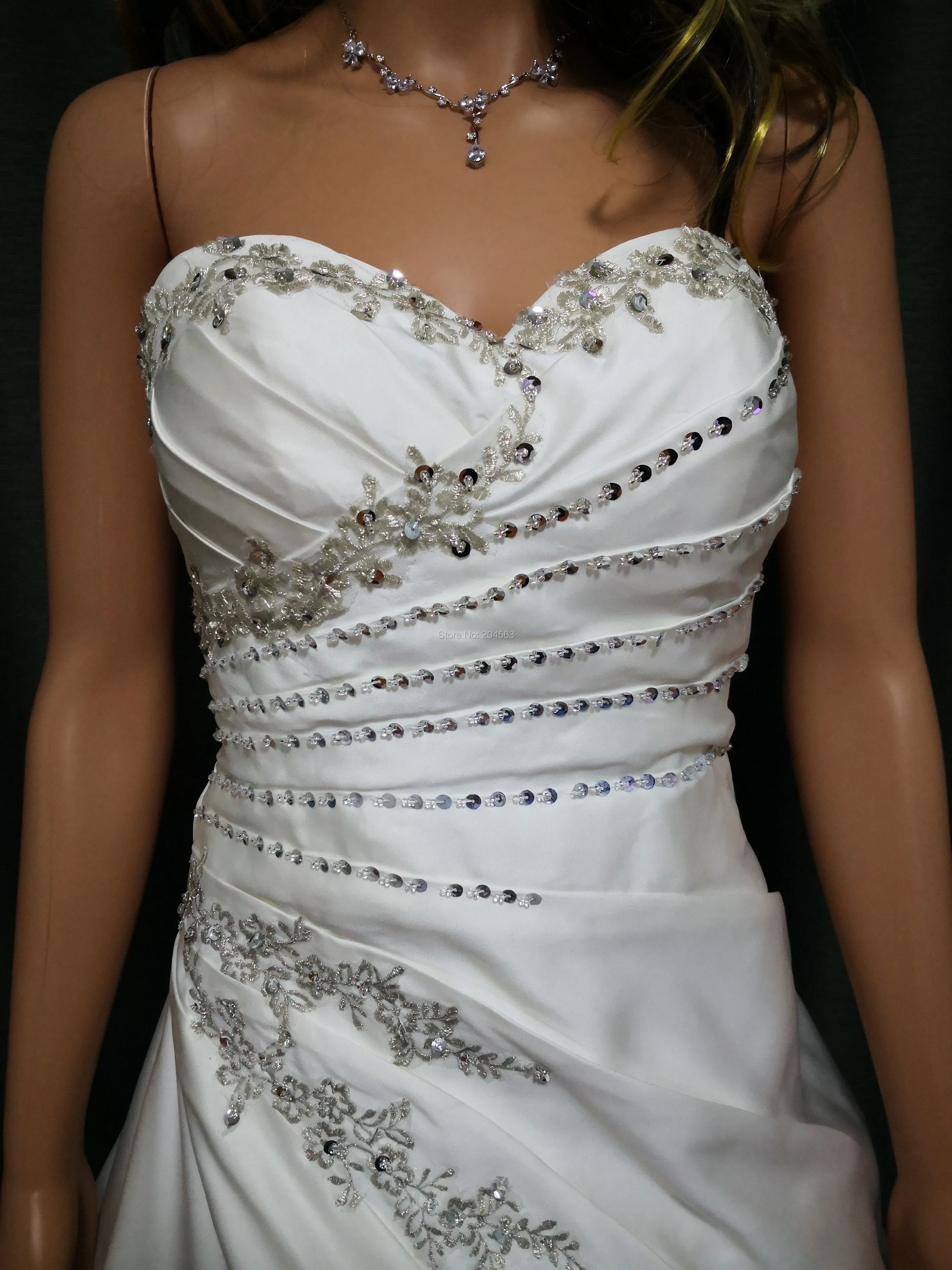 В наличии ТРАПЕЦИЕВИДНОЕ атласное свадебное платье с аппликацией потрясающее