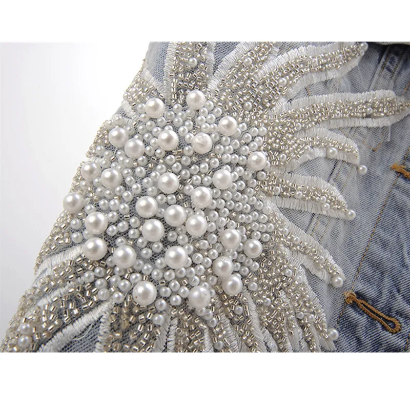 Женский джинсовый жилет без рукавов голубой облегающий с кружевными бусинами и