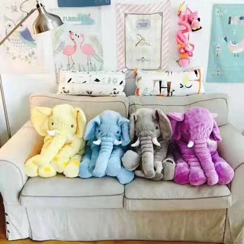 Слон плюшевая игрушка обнимает спящую куклу чтобы успокоить ребенка