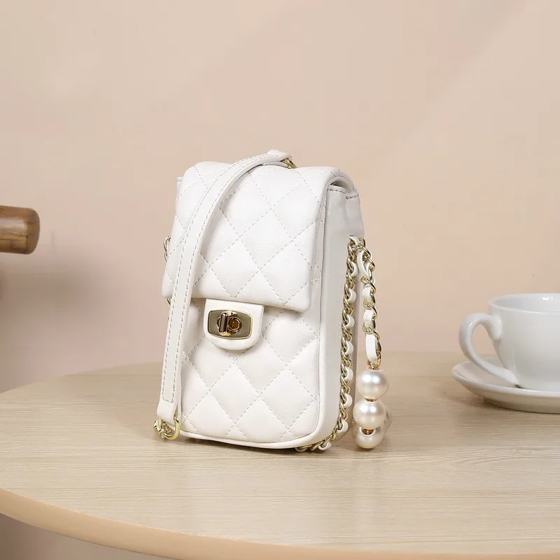 

New Fashion Trend Leather Mobile Phone Bag Women's Sloping Vertical Small Square Bag Pearl Chain One-shoulder Bag Sloping Bag.