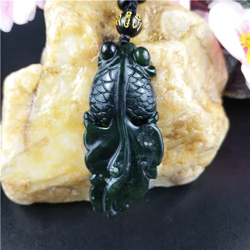 Китайская подвеска в виде золотой рыбки из натурального черного и зеленого