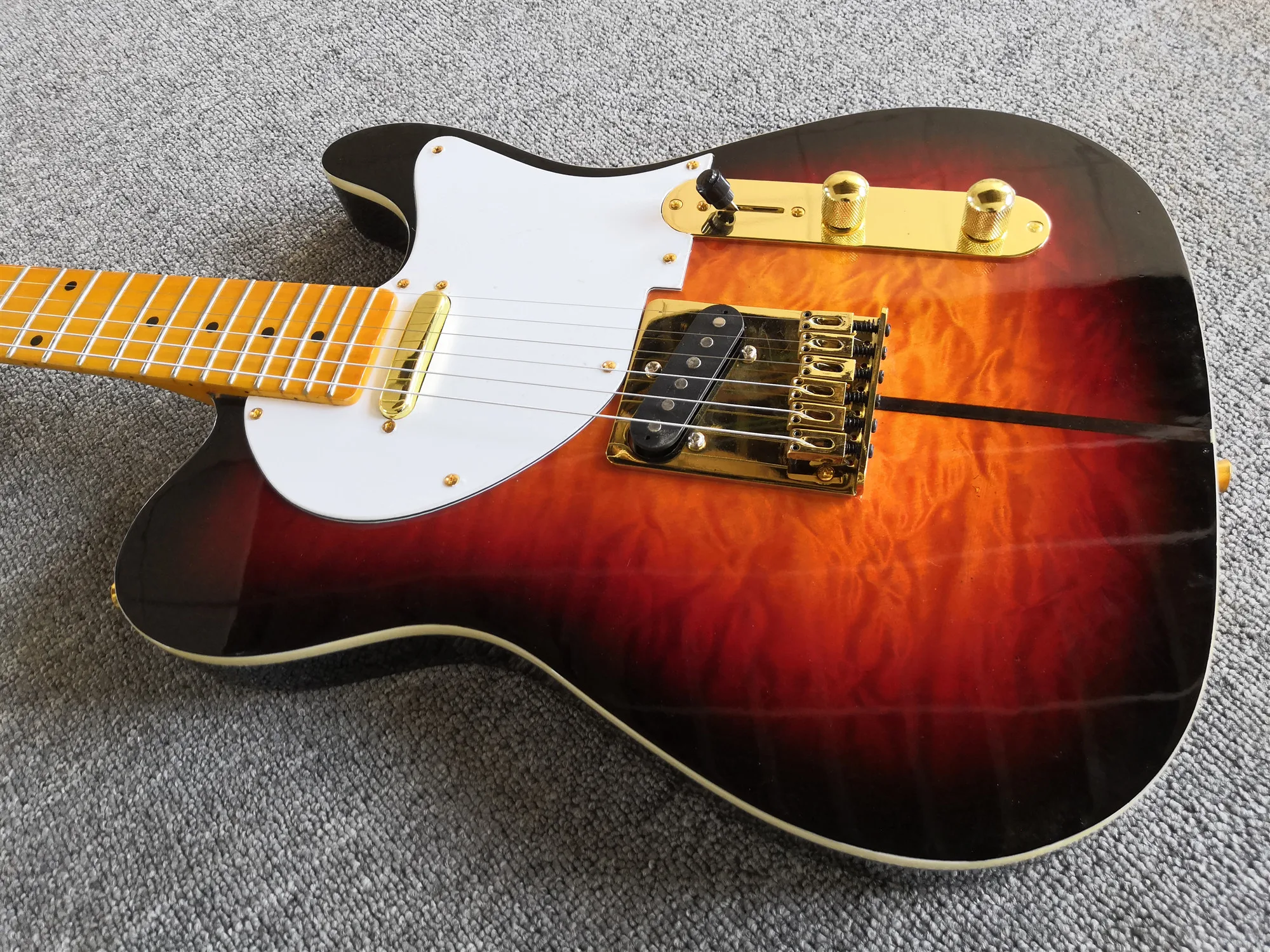 Изготовленная на заказ электрическая гитара Sunbust Пламя клен гриф из клена золото