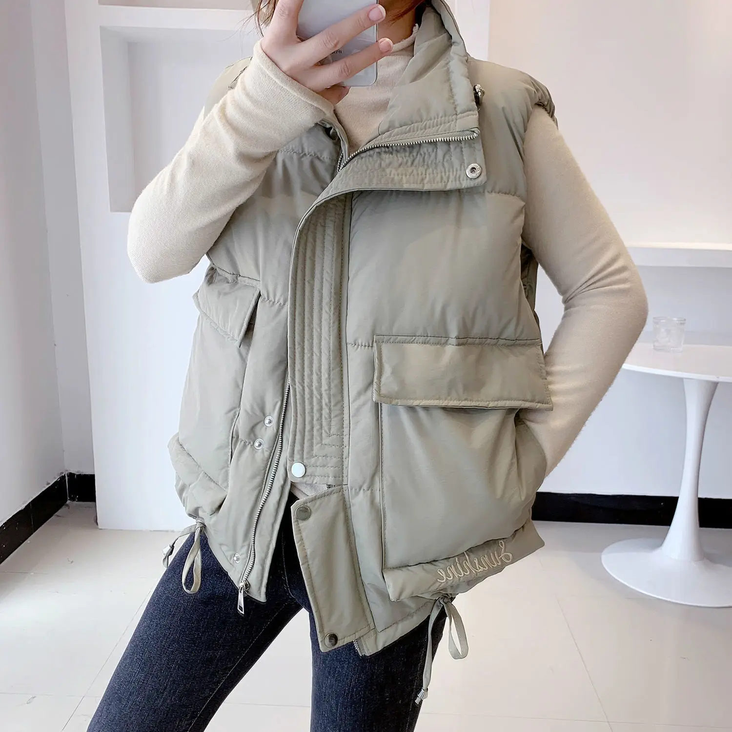 Женский короткий жилет с карманами теплый отложным воротником повседневная