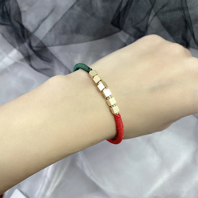 Красный и зеленый веревочный новогодний матовый открывающийся браслет из бусин