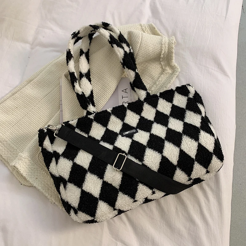 

Высококачественная сумка-тоут из искусственного меха, классическая черная, белая сумка-тоут через плечо с узором в клетку, плюшевая Сумка-т...