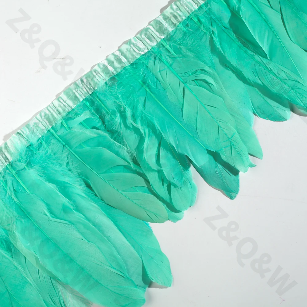 Гусиное перо окрашенная в книге лотоса зеленого цвета для того чтобы сделать 2