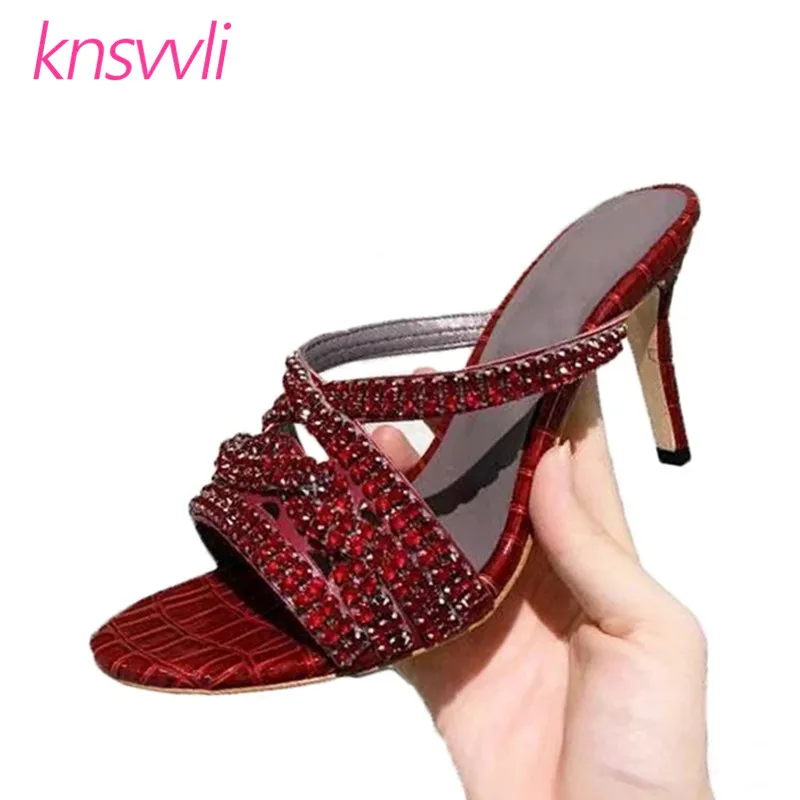 

Женские шлепанцы стразы на тонком высоком каблуке, модельные мюли с открытым носком, сланцы, сандалии с цепочкой и кристаллами, дизайнерска...