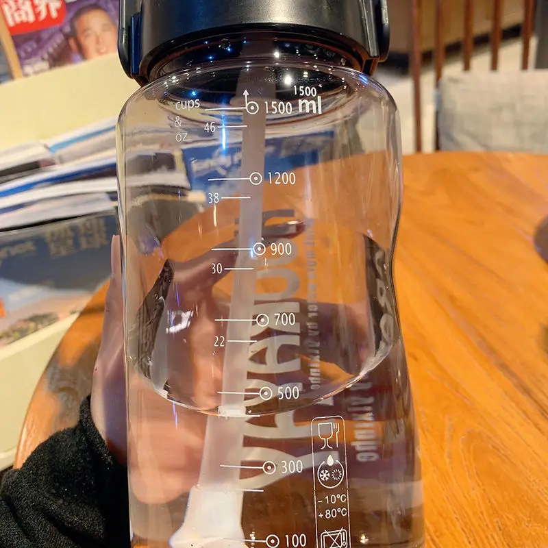 

Large capacity plastic water cup for men and women with portable straw portable high temperature anti falling outdoor fitness