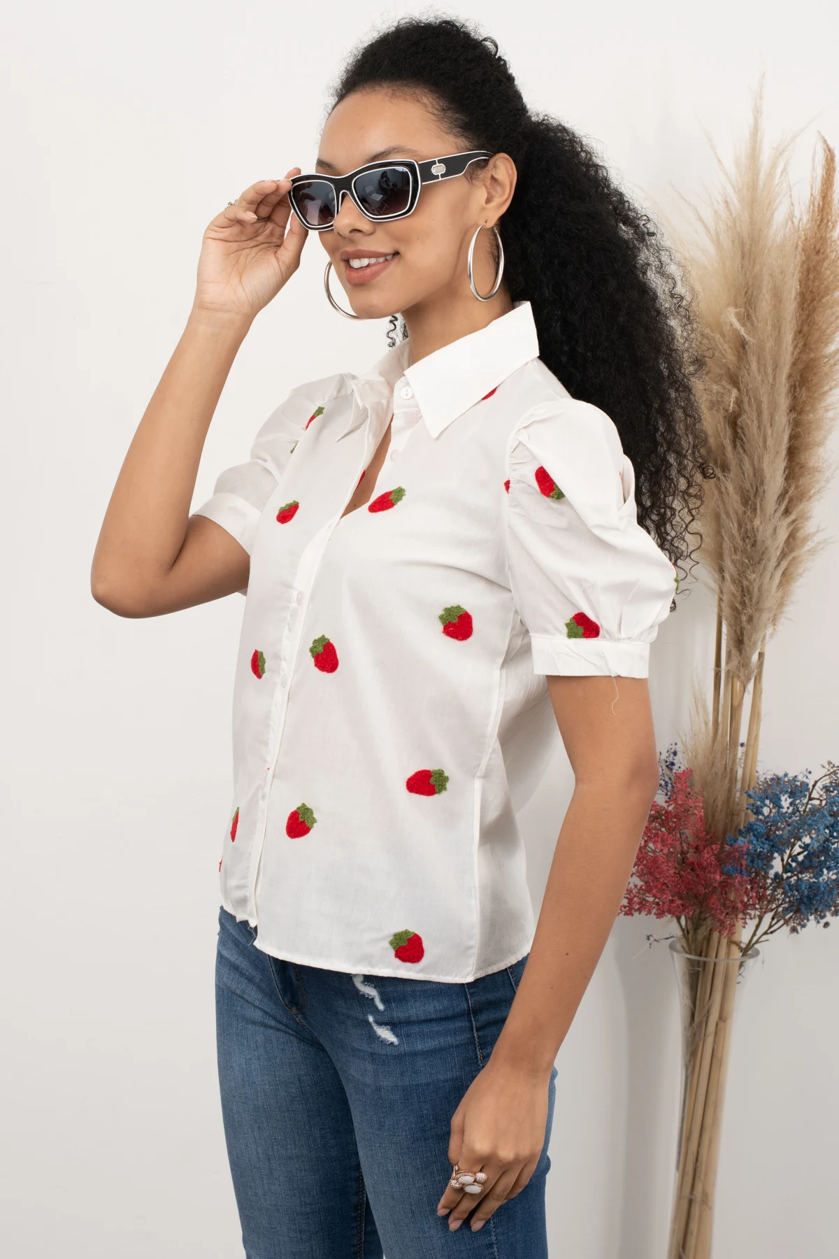 

White Strawberry Embroidery Embroidered Shirt summer spring new season modern design short sleeve processing detail elegant women top clothing