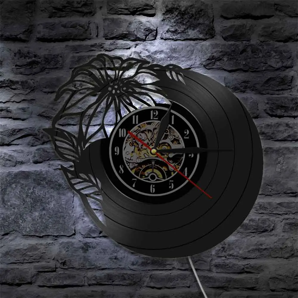 Настенные часы с цветочным декором изготовленные из винтажной виниловой