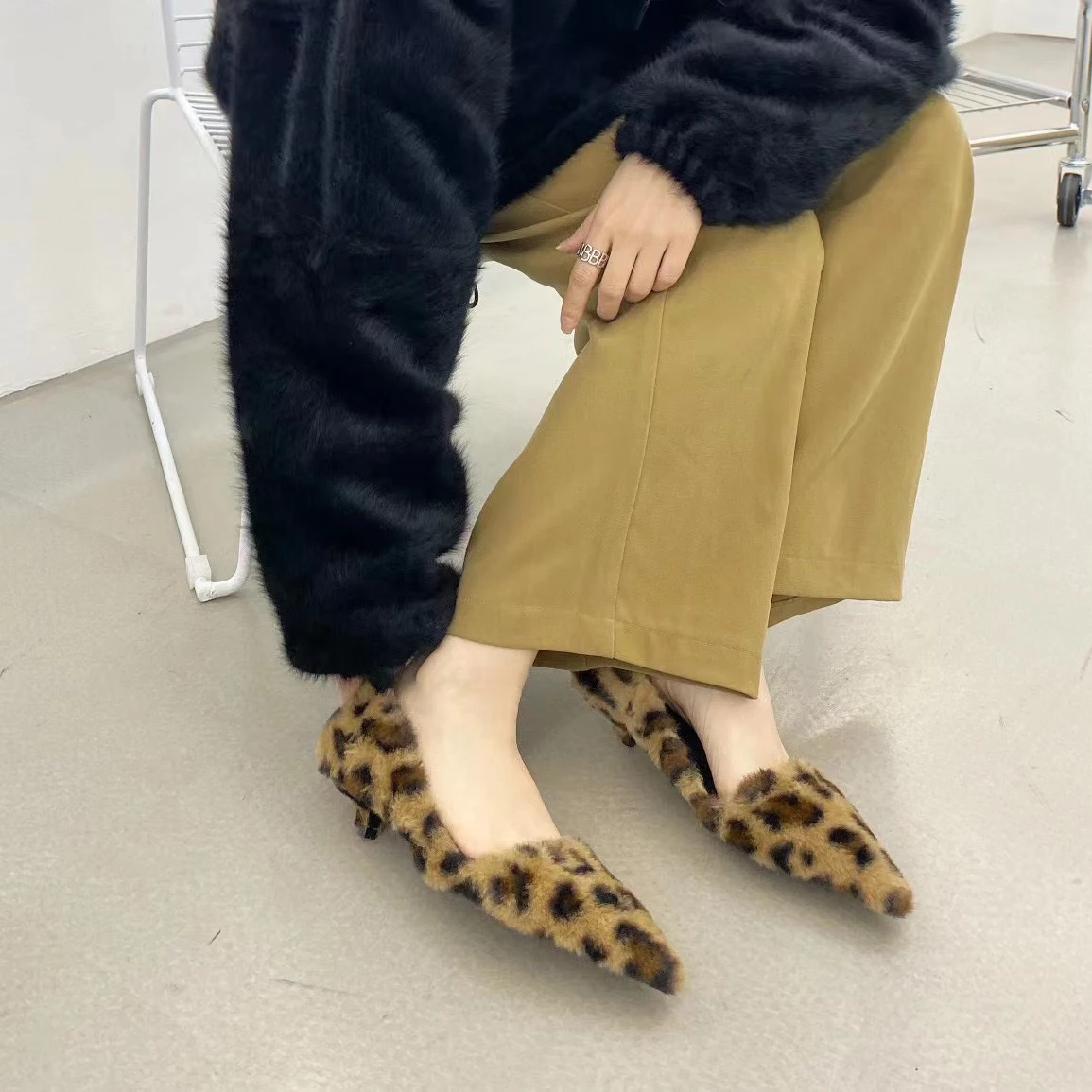 

Туфли-лодочки женские с мехом, заостренный носок, пикантные, леопардовые, без застежек, на тонком низком каблуке, теплые вечерние ные туфли-л...