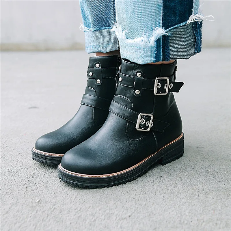Женские ботинки с заклепками пряжками и ремешками на среднем блочном каблуке