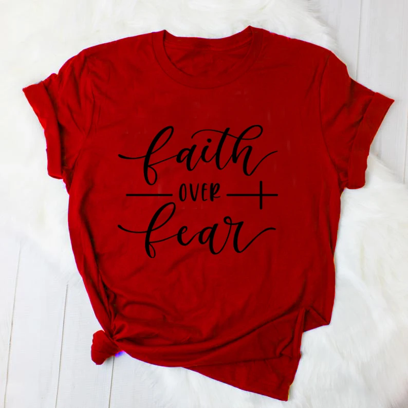 Faith Over Fear футболка для христианина Религия Костюмы для Для женщин вера рубашка Графический бесстрашный лозунг Винтаж гранж топы для девочек футболки для девочек - Цвет: red tee black text