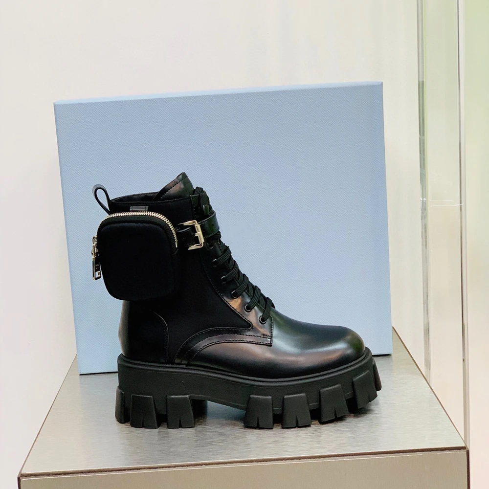 

Ботинки мартинсы, кожаная сумка, женские сапоги, тренд 2022, женские действительно классические зимние сапоги, обувь со шнуровкой, дизайн сапо...