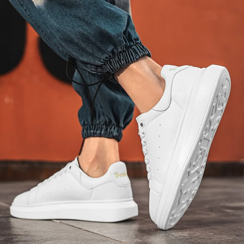 

Casual daily couple's small white shoes are high and versatile