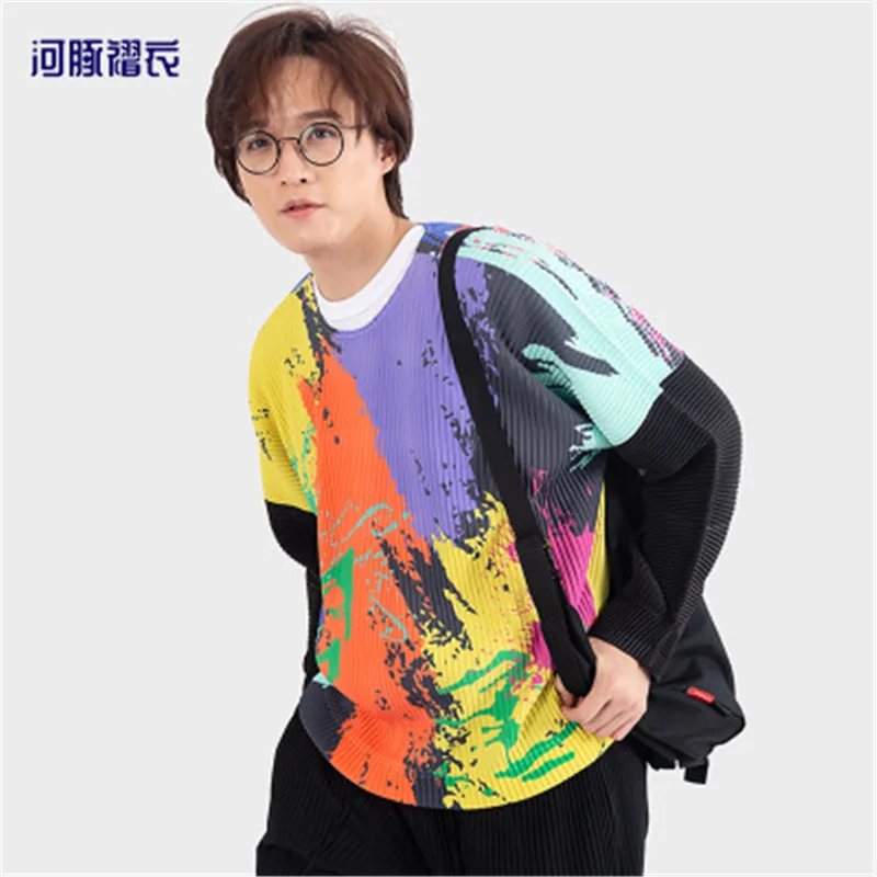 

Miyake fold one growth sleeve T-shirt men's spring, autumn and winter new fashion color graffiti casual loose tide T-shirt men's