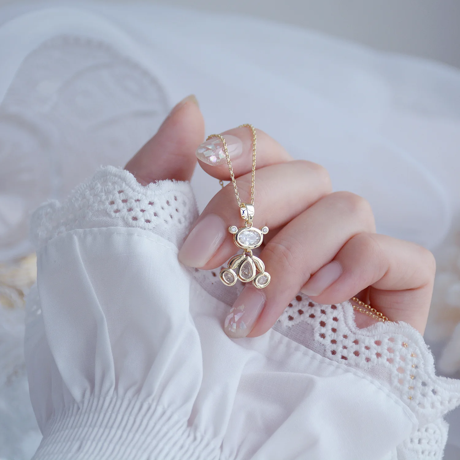 

The new design exquisite zircon three-dimensional movable bear cute short necklace temperament clavicle necklaces for women