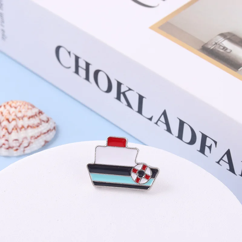 Эмалированная брошь из металлического сплава с изображением круизного корабля |