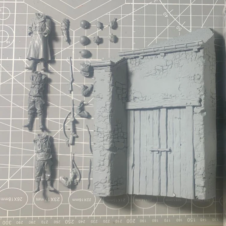 Фигурка из неокрашенной смолы в масштабе 1/35 зимой 3 фигурки (здание включено) |