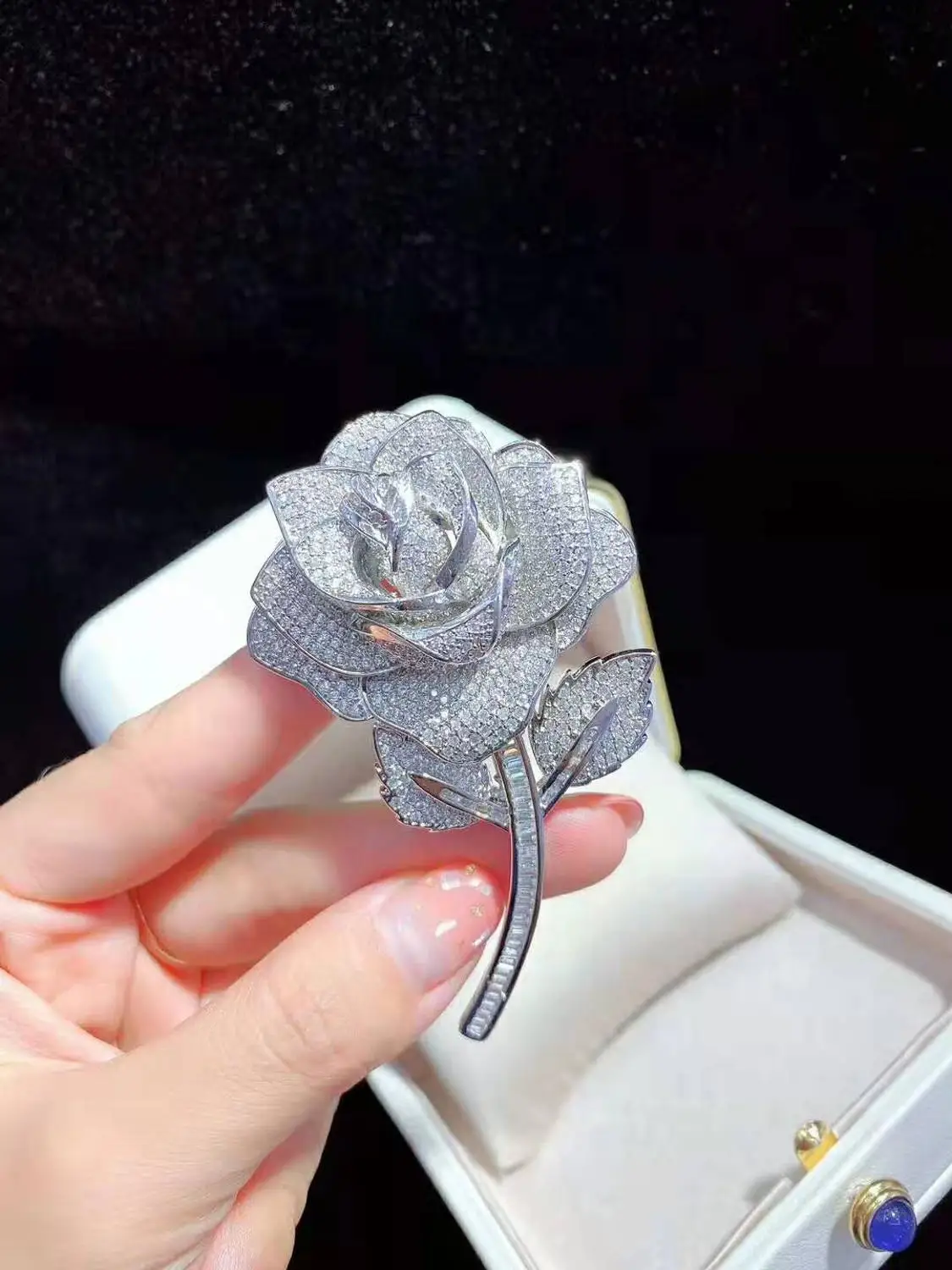 Брошь с микроскопом из циркония Нежная брошь подвеской в виде цветка ювелирное