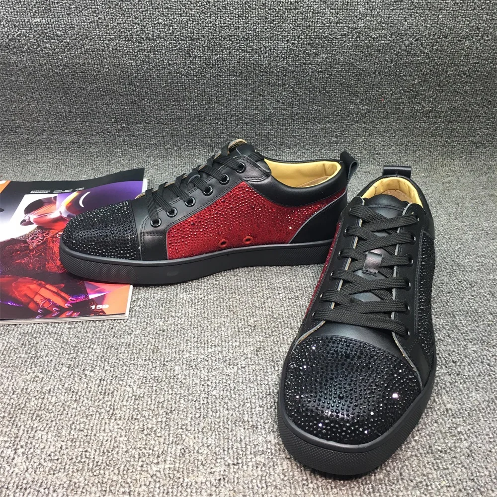 

Blue Red Patchwork Low Top Rivets Decor Men Shoes Metal Rhinestones Luxury Brand Bottom Shoes Men Casual Flat Shoes 2021 New