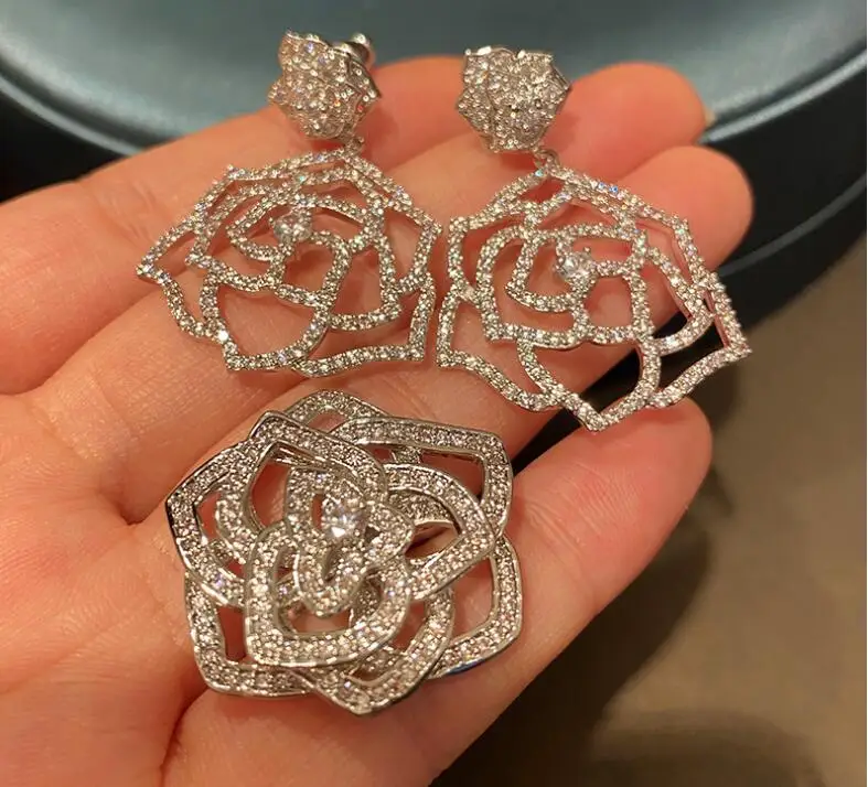 Комплект женских ювелирных изделий из кольца и серёг с трехмерным цветком |