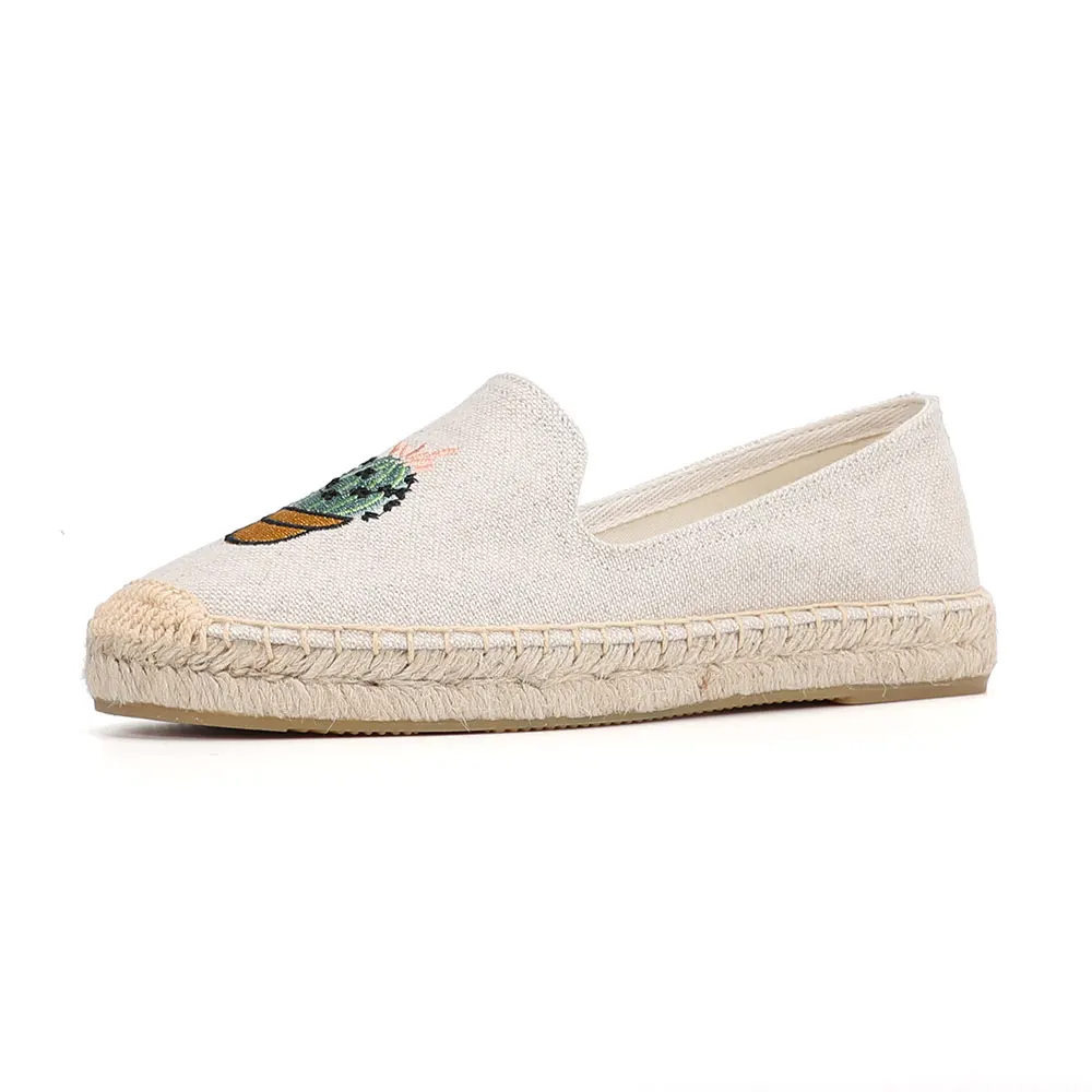 Женские кроссовки на платформе классические плоской подошве с вышивкой