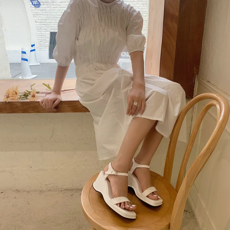 Женские замшевые босоножки вельветовые туфли на каблуке бежевые с ремешком